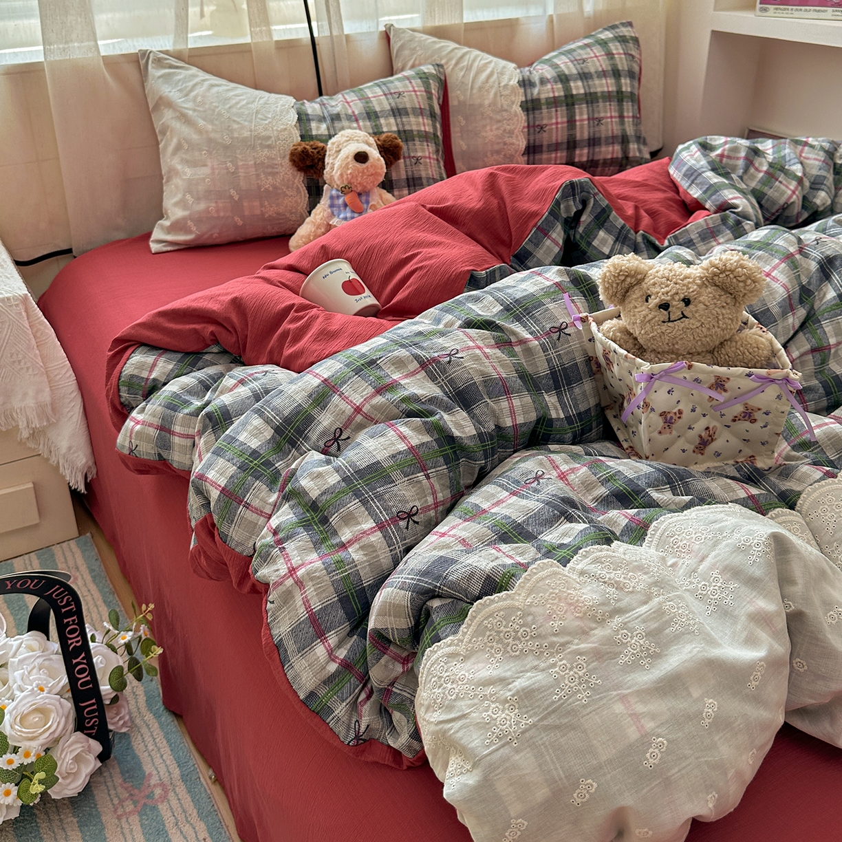 91家纺网 家纺一手货源 找家纺 晚爱家纺（原晚安家居） 2025新款韩系少女风蕾丝花边四件套云感木棉双层纱-苏菲 苏菲·红绿格