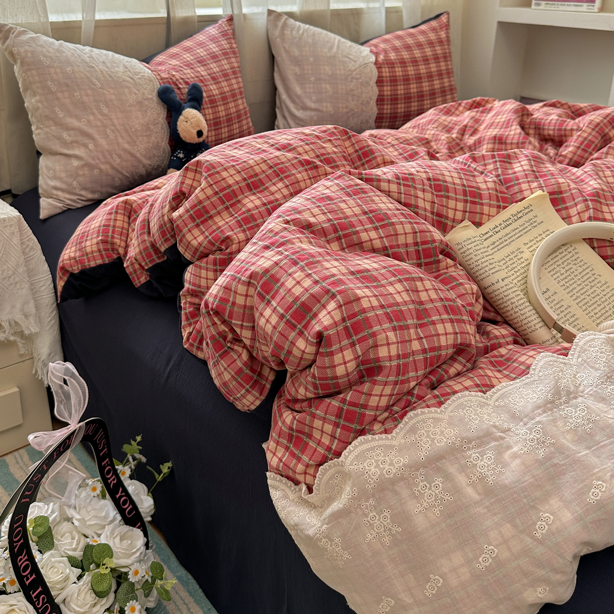 91家纺网 家纺一手货源 找家纺 晚爱家纺（原晚安家居） 2025新款韩系少女风蕾丝花边四件套云感木棉双层纱-苏菲 苏菲·大红格