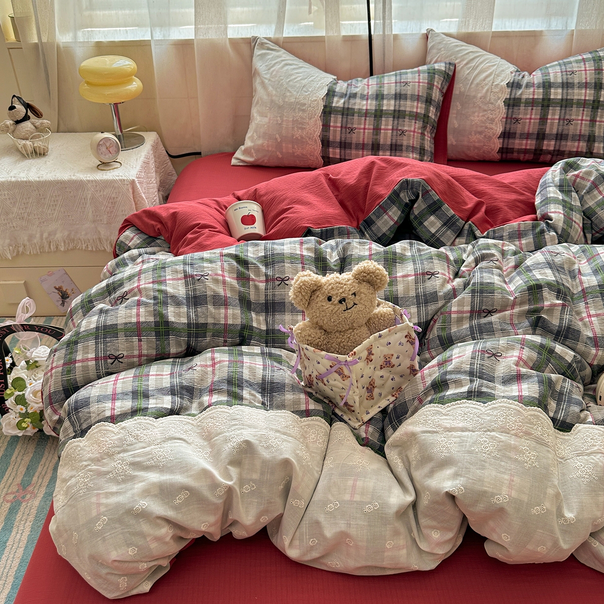 91家纺网 家纺一手货源 找家纺 晚爱家纺（原晚安家居） 2025新款韩系少女风蕾丝花边四件套云感木棉双层纱-苏菲 苏菲·红绿格