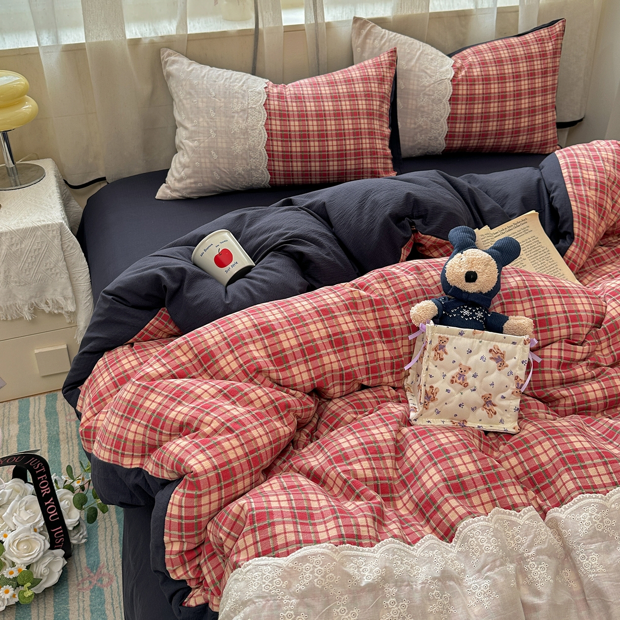 91家纺网 家纺一手货源 找家纺 晚爱家纺（原晚安家居） 2025新款韩系少女风蕾丝花边四件套云感木棉双层纱-苏菲 苏菲·大红格