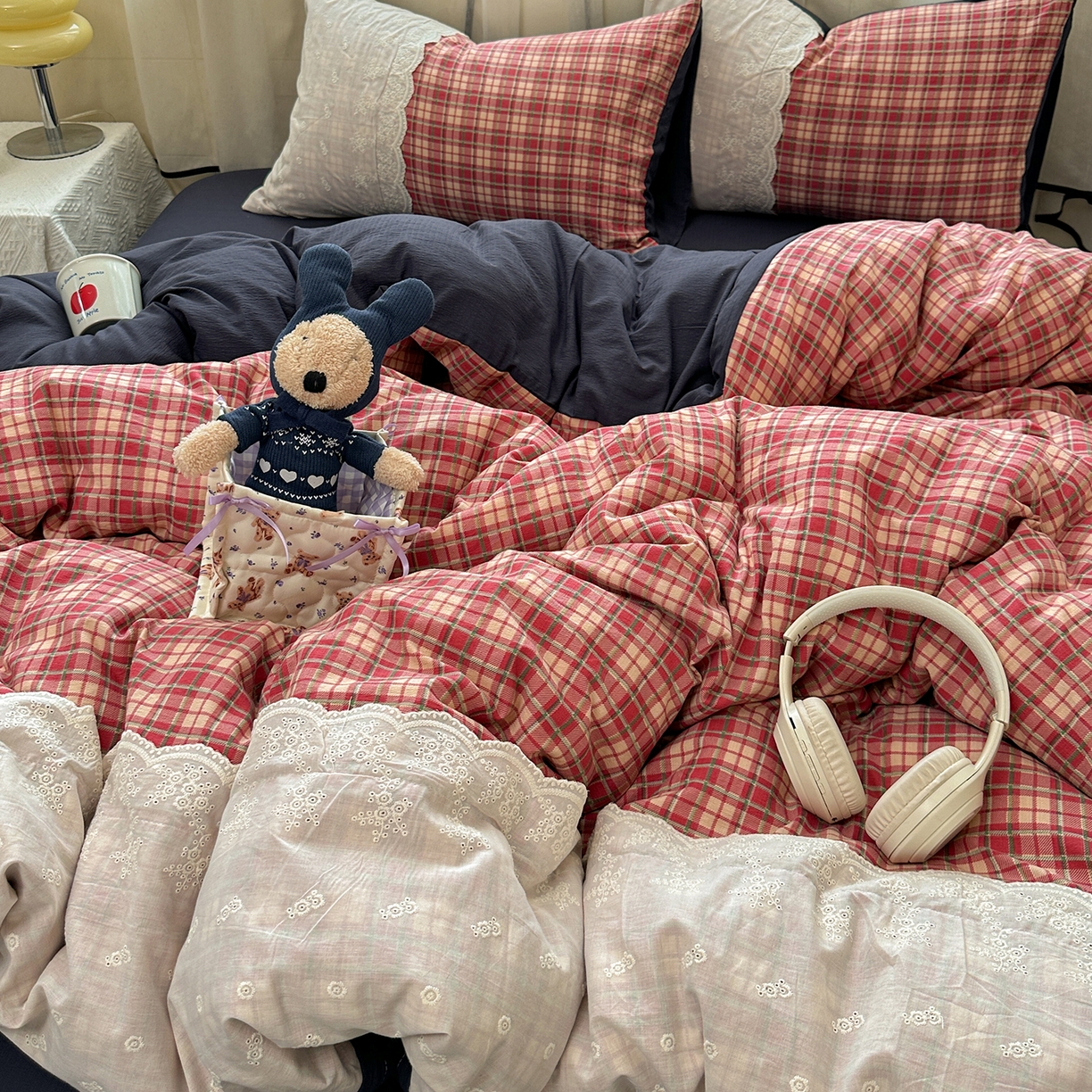 91家纺网 家纺一手货源 找家纺 晚爱家纺（原晚安家居） 2025新款韩系少女风蕾丝花边四件套云感木棉双层纱-苏菲 苏菲·大红格