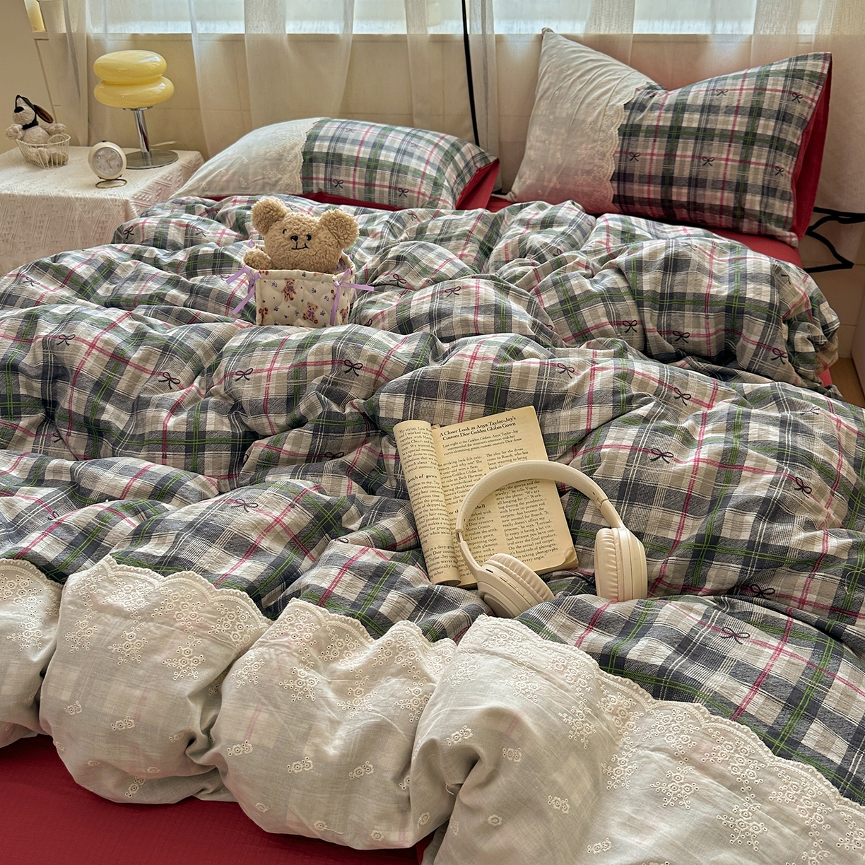 91家纺网 家纺一手货源 找家纺 晚爱家纺（原晚安家居） 2025新款韩系少女风蕾丝花边四件套云感木棉双层纱-苏菲 苏菲·红绿格