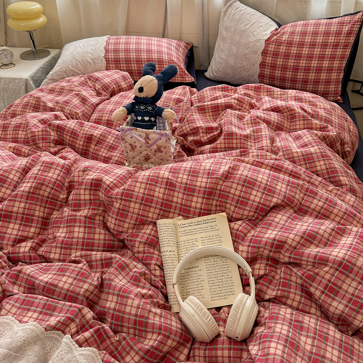 91家纺网 家纺一手货源 找家纺 晚爱家纺（原晚安家居） 2025新款韩系少女风蕾丝花边四件套云感木棉双层纱-苏菲 苏菲·大红格