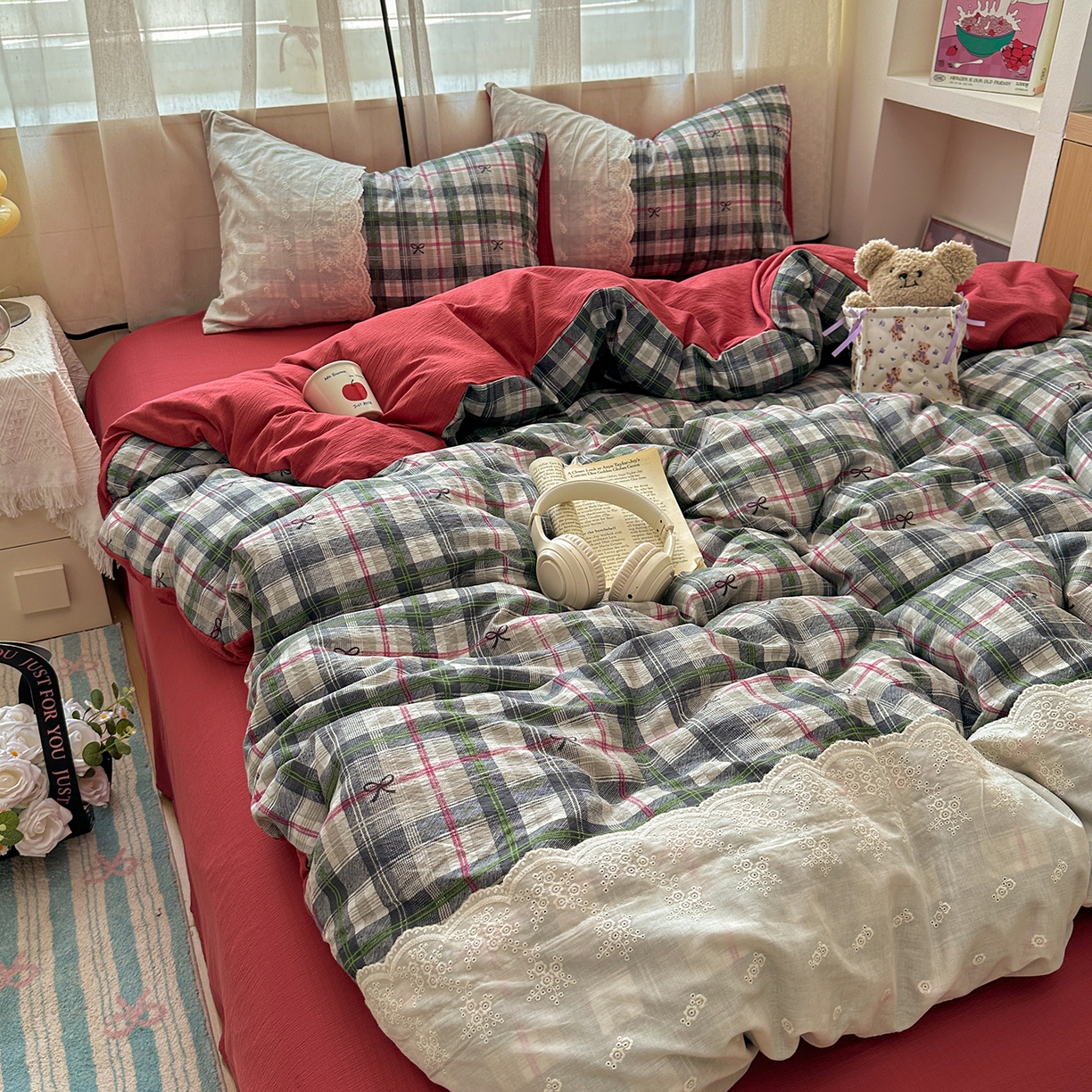 91家纺网 家纺一手货源 找家纺 晚爱家纺（原晚安家居） 2025新款韩系少女风蕾丝花边四件套云感木棉双层纱-苏菲 苏菲·红绿格