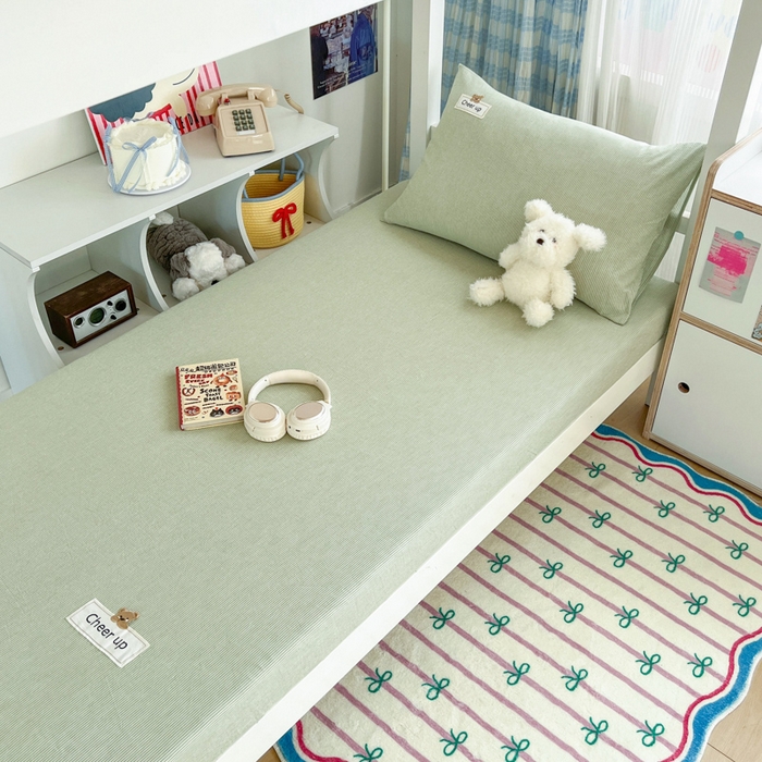 91家纺网 家纺一手货源 找家纺 沐纯家居 2025新款A类宿舍全棉纯棉色织水洗棉三件套-kimi熊系列 果绿小条