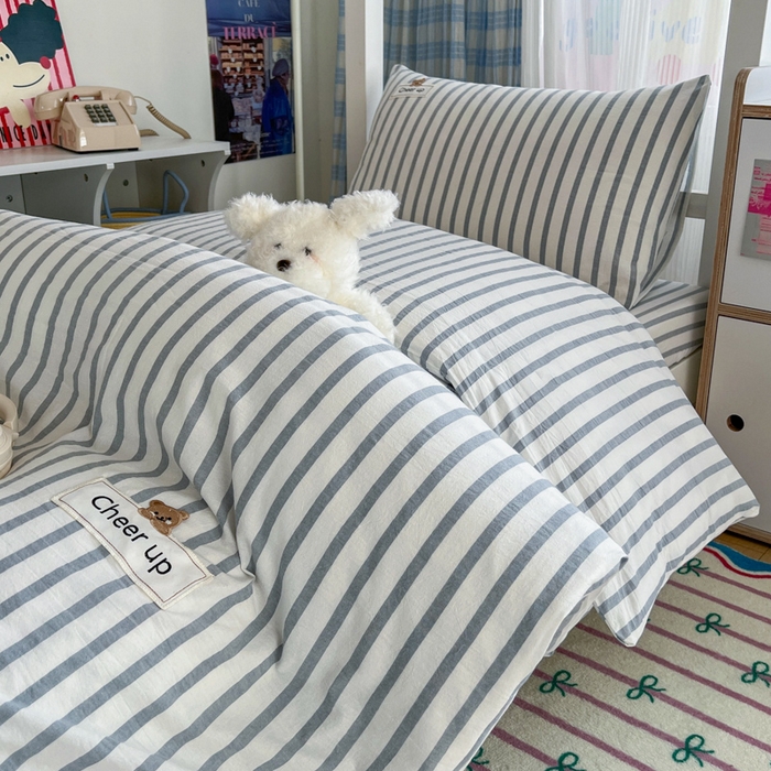 91家纺网 家纺一手货源 找家纺 沐纯家居 2025新款A类宿舍全棉纯棉色织水洗棉三件套-kimi熊系列 野原-蓝