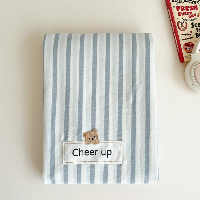 91家纺网 家纺一手货源 找家纺 沐纯家居 2025新款A类宿舍全棉纯棉色织水洗棉三件套-kimi熊系列 野原-蓝