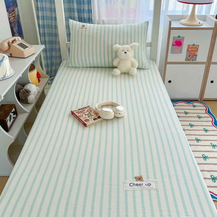 91家纺网 家纺一手货源 找家纺 沐纯家居 2025新款A类宿舍全棉纯棉色织水洗棉三件套-kimi熊系列 野原-绿