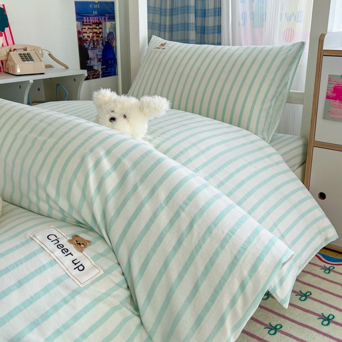 91家纺网 家纺一手货源 找家纺 沐纯家居 2025新款A类宿舍全棉纯棉色织水洗棉三件套-kimi熊系列 野原-绿