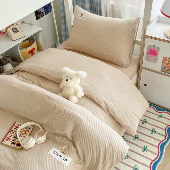 91家纺网 家纺一手货源 找家纺 沐纯家居 2025新款A类宿舍全棉纯棉色织水洗棉三件套-kimi熊系列 卡其小条