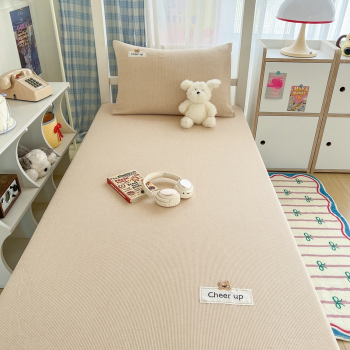 91家纺网 家纺一手货源 找家纺 沐纯家居 2025新款A类宿舍全棉纯棉色织水洗棉三件套-kimi熊系列 卡其小条