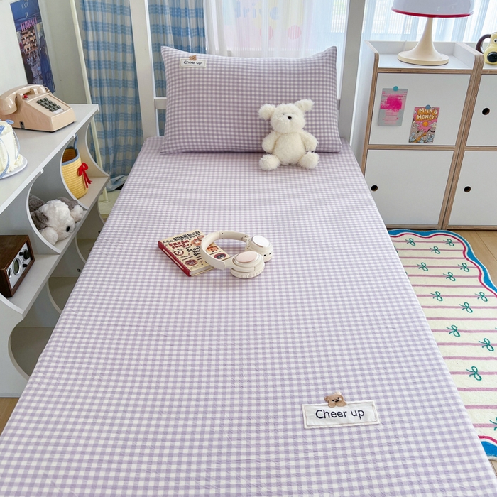 91家纺网 家纺一手货源 找家纺 沐纯家居 2025新款A类宿舍全棉纯棉色织水洗棉三件套-kimi熊系列 香芋紫格