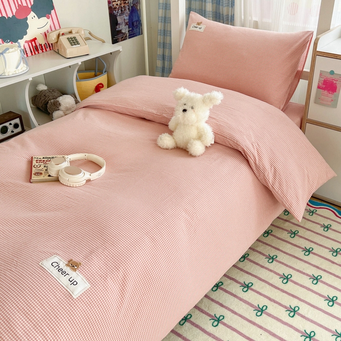 91家纺网 家纺一手货源 找家纺 沐纯家居 2025新款A类宿舍全棉纯棉色织水洗棉三件套-kimi熊系列 粉红小格