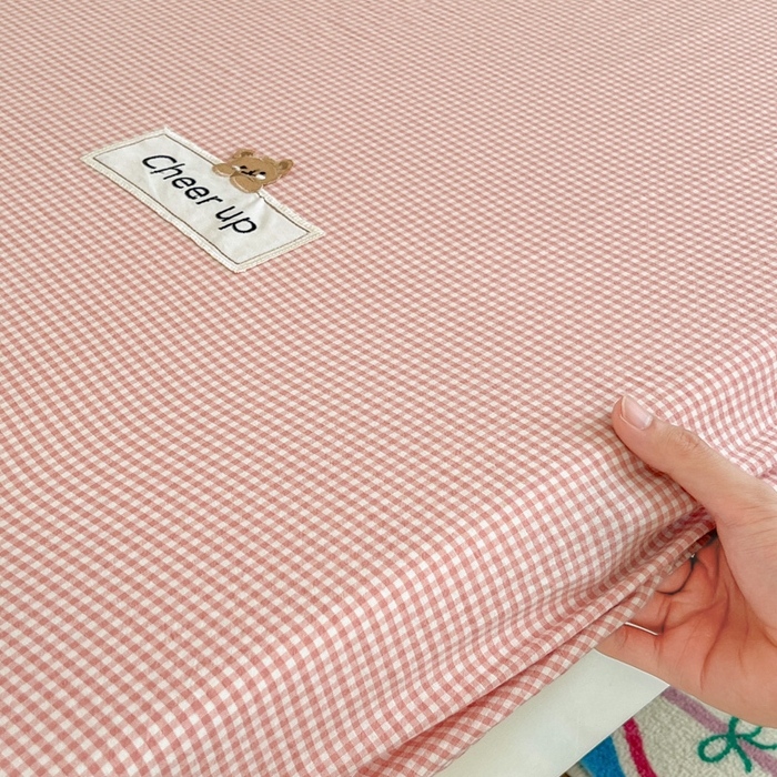 91家纺网 家纺一手货源 找家纺 沐纯家居 2025新款A类宿舍全棉纯棉色织水洗棉三件套-kimi熊系列 粉红小格