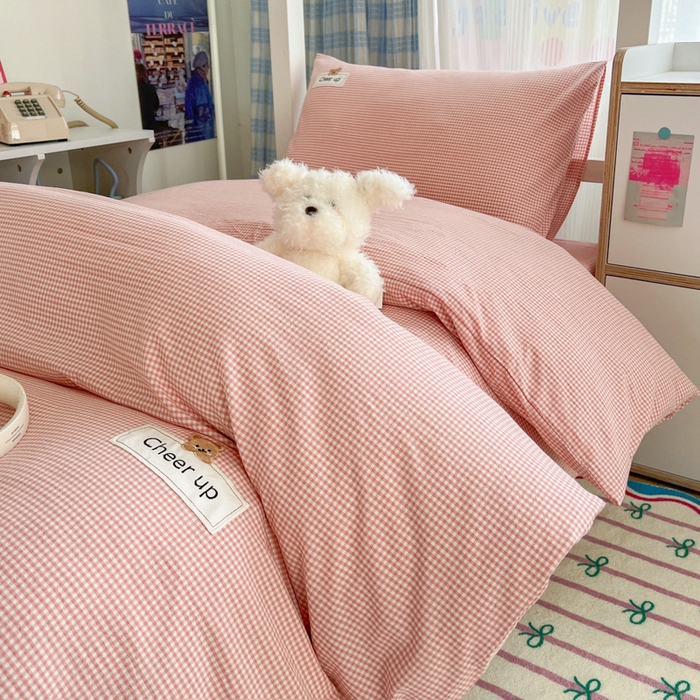 91家纺网 家纺一手货源 找家纺 沐纯家居 2025新款A类宿舍全棉纯棉色织水洗棉三件套-kimi熊系列 粉红小格