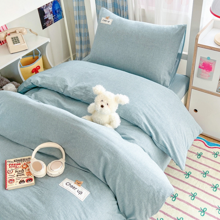 91家纺网 家纺一手货源 找家纺 沐纯家居 2025新款A类宿舍全棉纯棉色织水洗棉三件套-kimi熊系列 丈兰小条