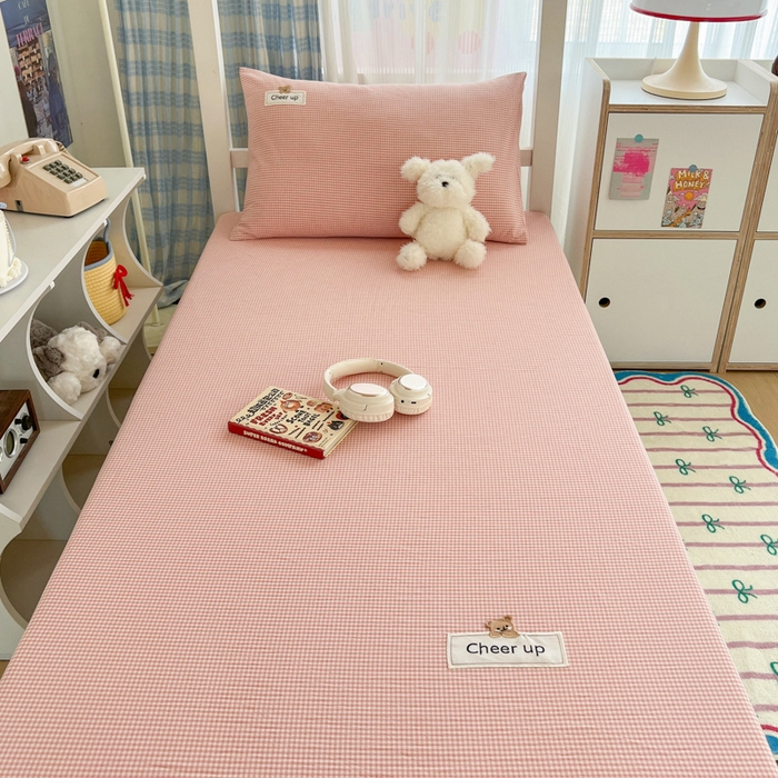 91家纺网 家纺一手货源 找家纺 沐纯家居 2025新款A类宿舍全棉纯棉色织水洗棉三件套-kimi熊系列 粉红小格