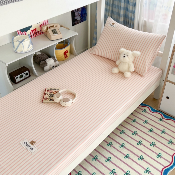 91家纺网 家纺一手货源 找家纺 沐纯家居 2025新款A类宿舍全棉纯棉色织水洗棉三件套-kimi熊系列 幽径-粉