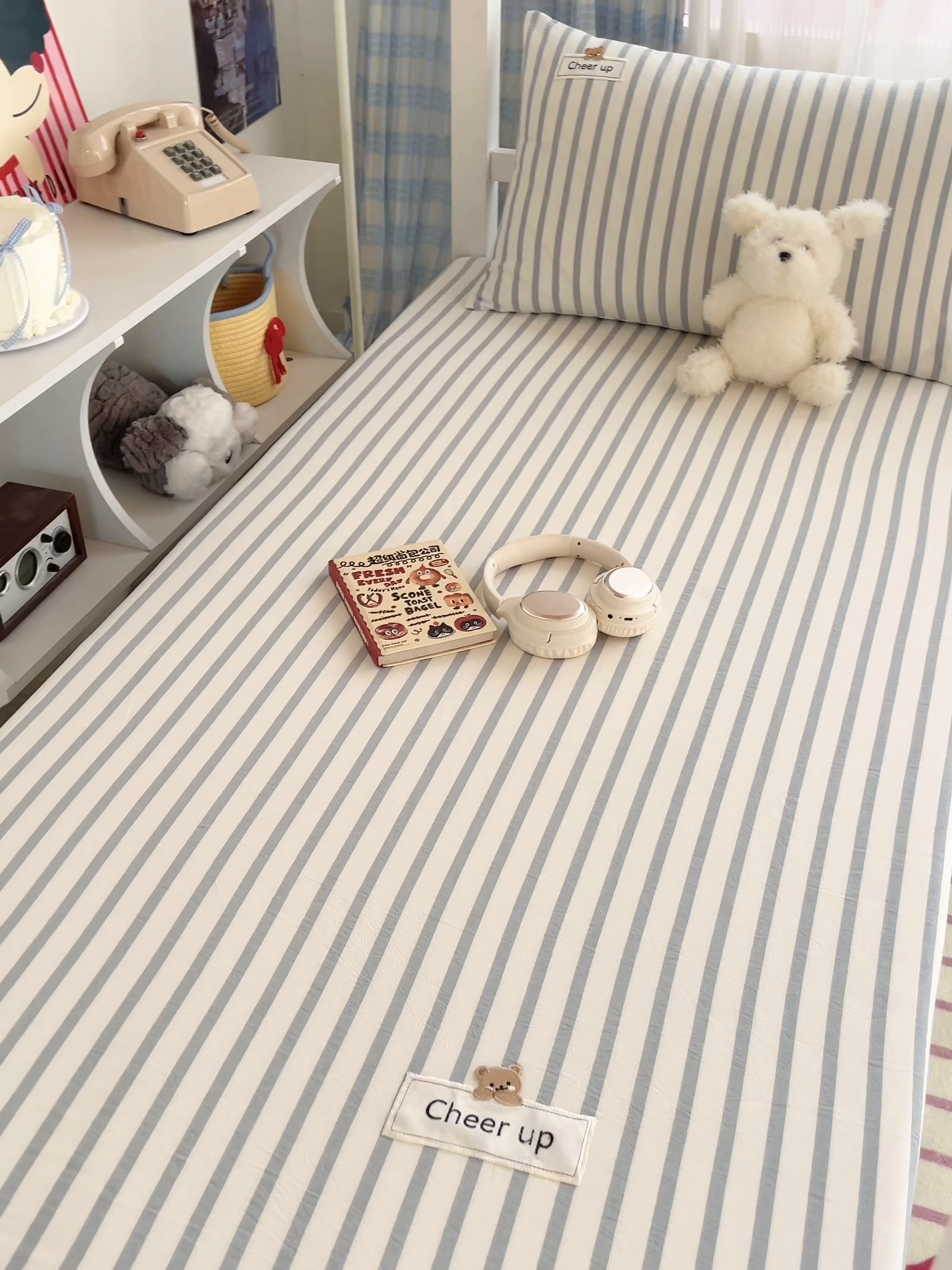 91家纺网 家纺一手货源 找家纺 沐纯家居 2025新款A类宿舍全棉纯棉色织水洗棉三件套-kimi熊系列 野原-蓝