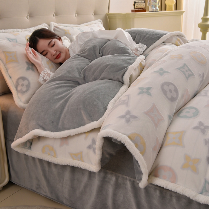 91家纺网 家纺一手货源 找家纺 （总）芯诗曼家纺 2025新款兔毛绒兔兔绒大包边立体雕花绒印花牛奶绒四件套