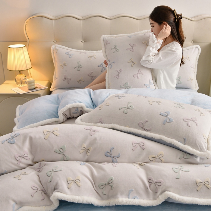 91家纺网 家纺一手货源 找家纺 芯诗曼家纺 2025新款兔毛绒兔兔绒大包边立体雕花绒印花牛奶绒四件套 多彩蝴蝶结