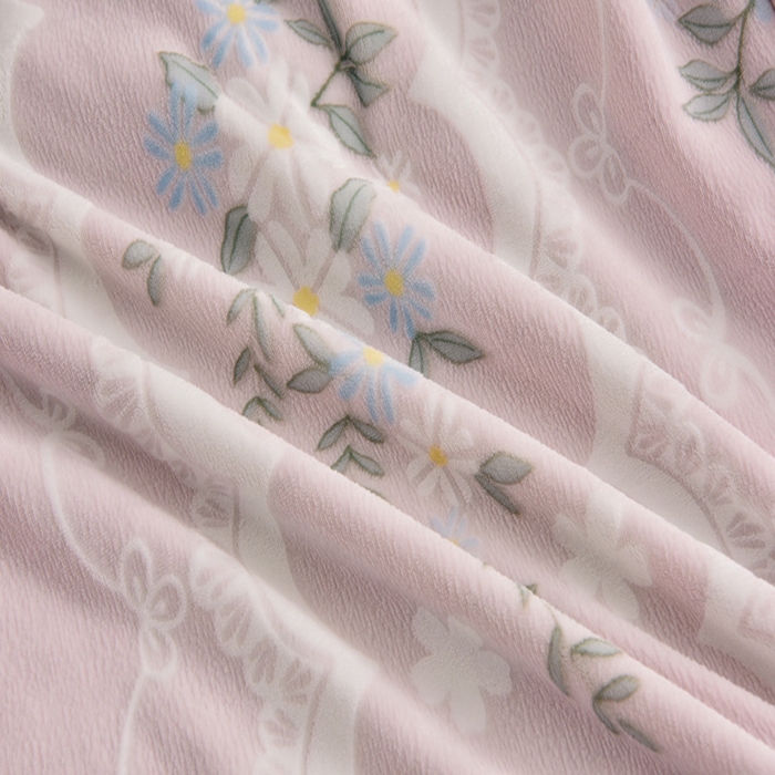 91家纺网 家纺一手货源 找家纺 芯诗曼家纺 2025新款兔毛绒兔兔绒大包边立体雕花绒印花牛奶绒四件套 曼妙花语-粉