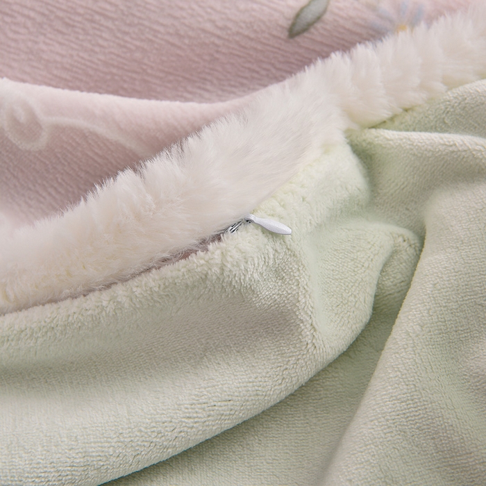 91家纺网 家纺一手货源 找家纺 芯诗曼家纺 2025新款兔毛绒兔兔绒大包边立体雕花绒印花牛奶绒四件套 曼妙花语-粉