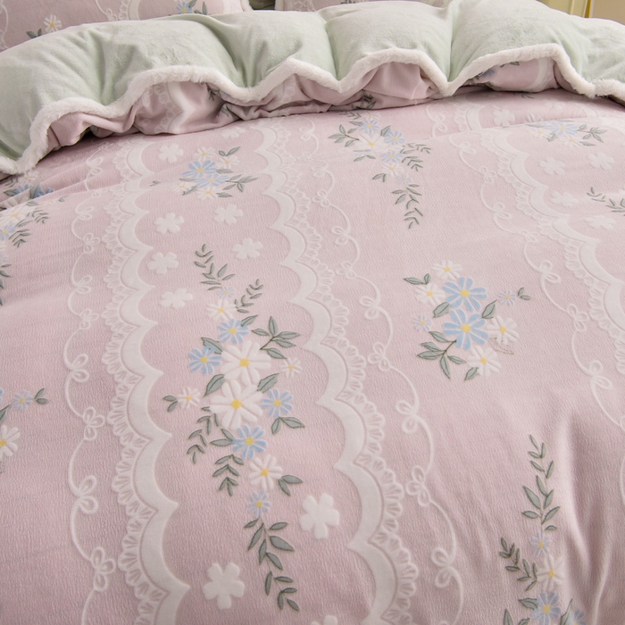 91家纺网 家纺一手货源 找家纺 芯诗曼家纺 2025新款兔毛绒兔兔绒大包边立体雕花绒印花牛奶绒四件套 曼妙花语-粉