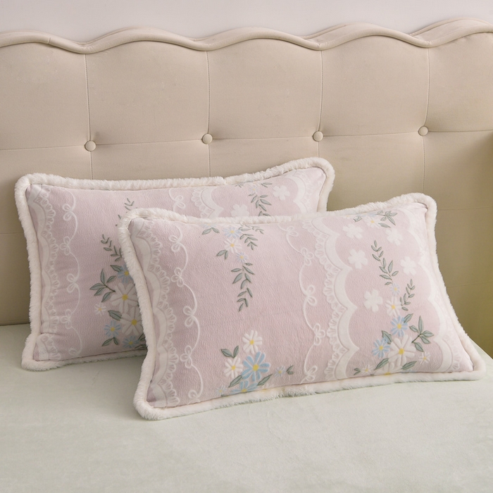 91家纺网 家纺一手货源 找家纺 芯诗曼家纺 2025新款兔毛绒兔兔绒大包边立体雕花绒印花牛奶绒四件套 曼妙花语-粉