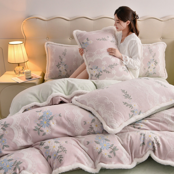 91家纺网 家纺一手货源 找家纺 芯诗曼家纺 2025新款兔毛绒兔兔绒大包边立体雕花绒印花牛奶绒四件套 曼妙花语-粉