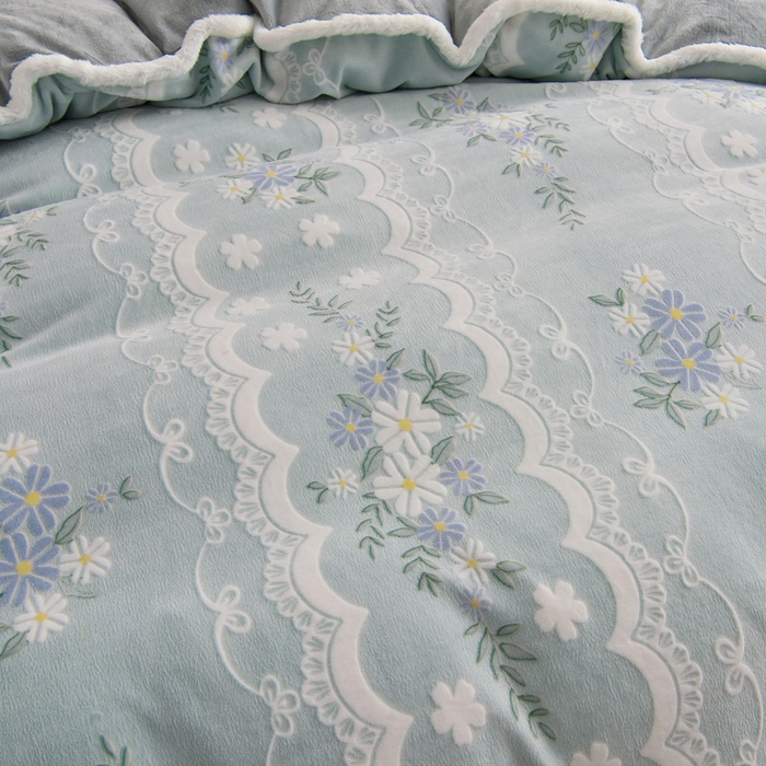 91家纺网 家纺一手货源 找家纺 芯诗曼家纺 2025新款兔毛绒兔兔绒大包边立体雕花绒印花牛奶绒四件套 曼妙花语-灰