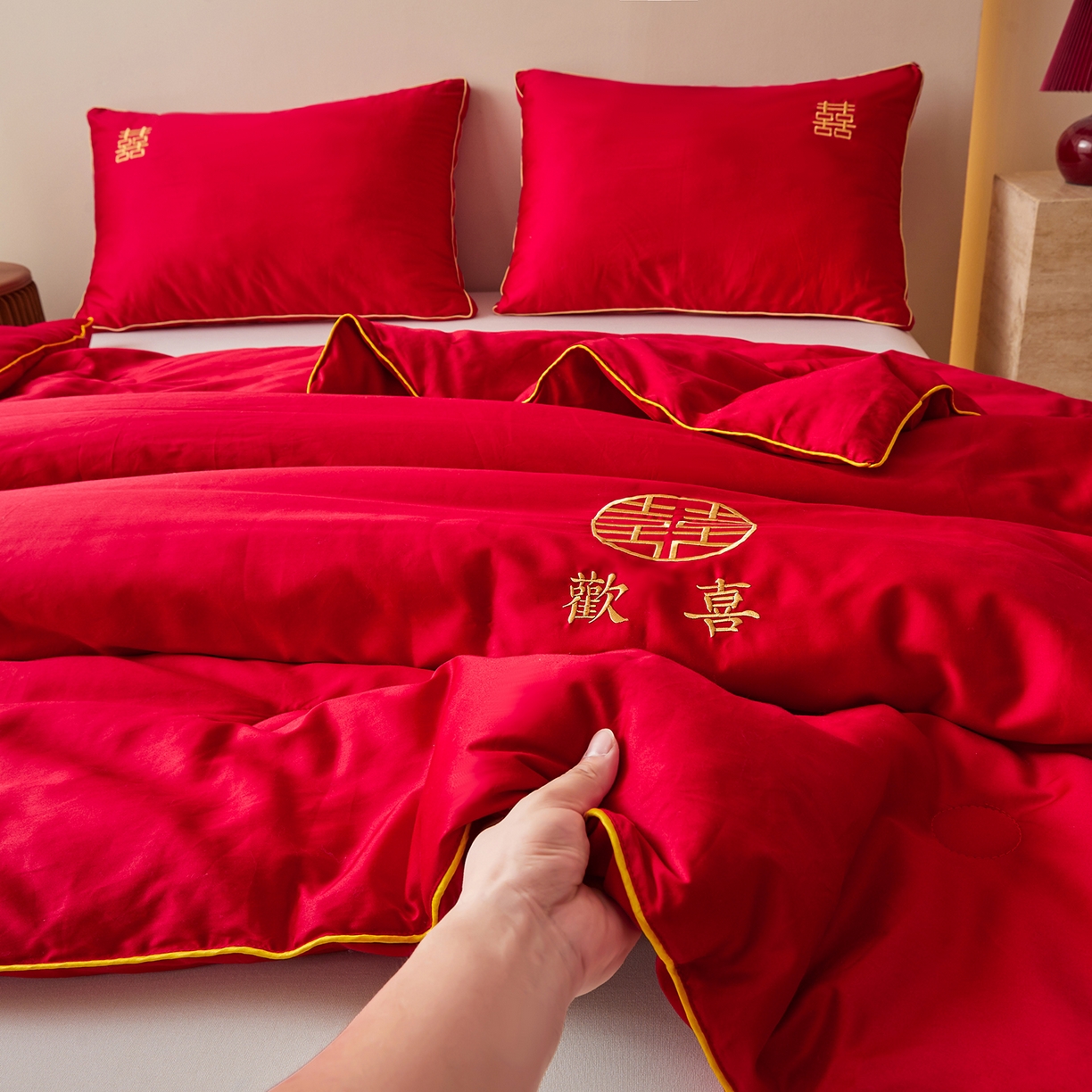 91家纺网 家纺一手货源 找家纺 欧乐蒂 2025新款婚庆刺绣纤维被 欢喜 红