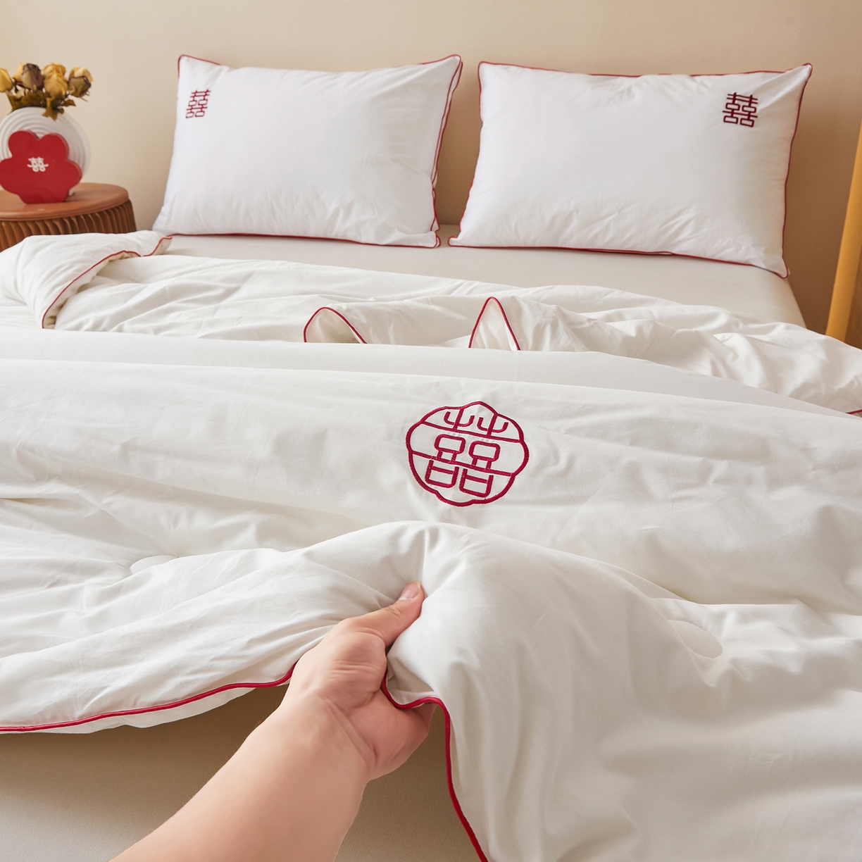 91家纺网 家纺一手货源 找家纺 欧乐蒂 2025新款婚庆刺绣纤维被 囍嫁 白