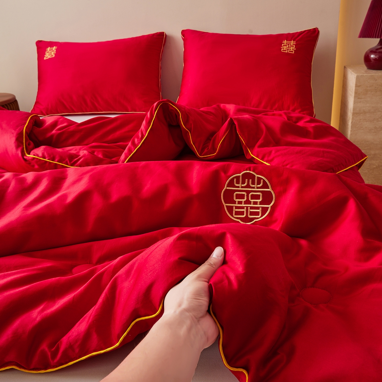 91家纺网 家纺一手货源 找家纺 欧乐蒂 2025新款婚庆刺绣纤维被 囍嫁 红