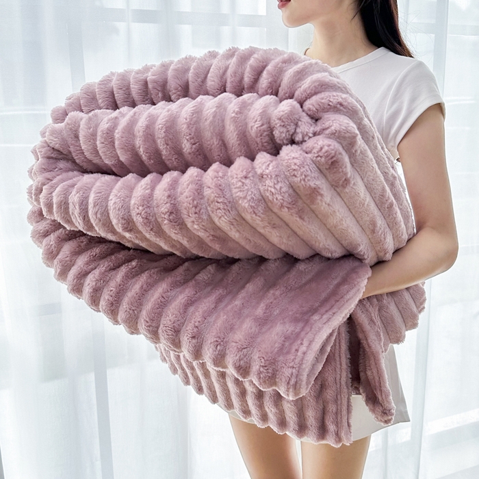 91家纺网 家纺一手货源 找家纺 （总）雅芝蓝 2025新款跨境外贸直播爆品兔毛绒高克重多功能抽条毛毯盖毯午睡毯