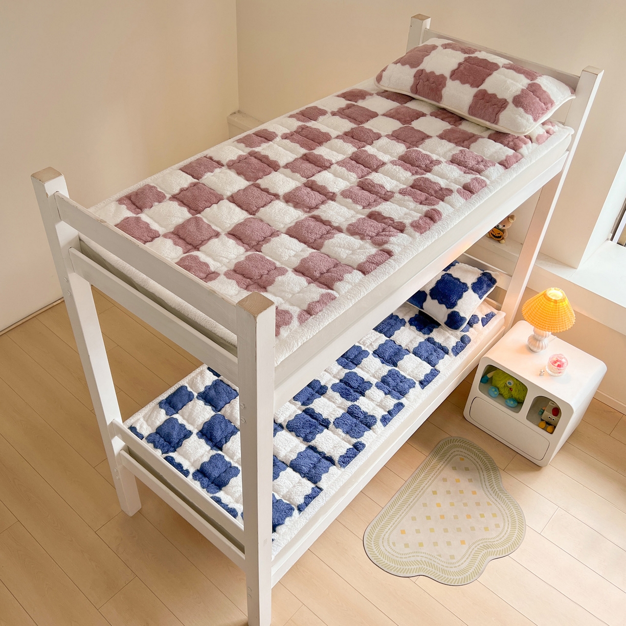 91家纺网 家纺一手货源 找家纺 眠势力 2025新款北极绒学生床垫加绒牛奶绒床褥子秋冬保暖珊瑚绒夹棉上下铺床护垫 棋盘格-豆沙