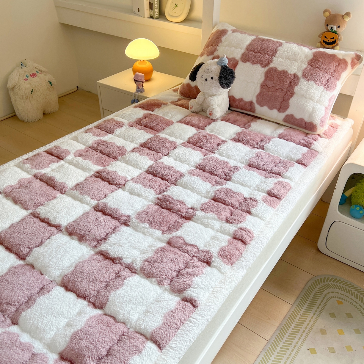 91家纺网 家纺一手货源 找家纺 眠势力 2025新款北极绒学生床垫加绒牛奶绒床褥子秋冬保暖珊瑚绒夹棉上下铺床护垫 棋盘格-豆沙