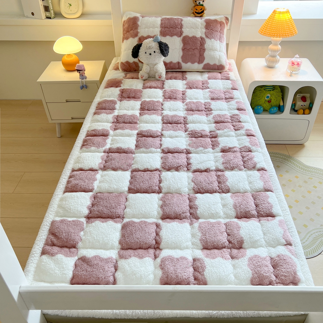 91家纺网 家纺一手货源 找家纺 眠势力 2025新款北极绒学生床垫加绒牛奶绒床褥子秋冬保暖珊瑚绒夹棉上下铺床护垫 棋盘格-豆沙