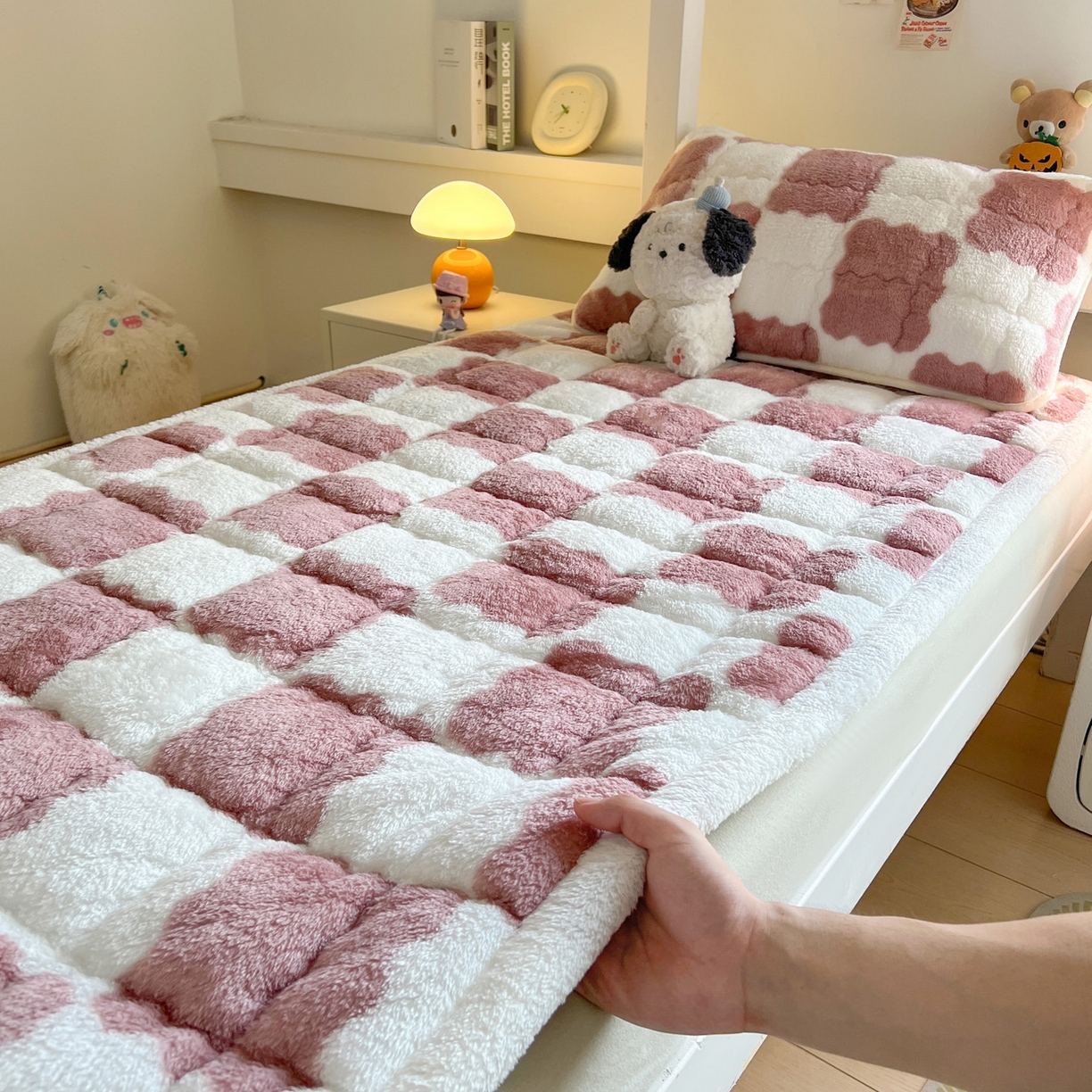 91家纺网 家纺一手货源 找家纺 眠势力 2025新款北极绒学生床垫加绒牛奶绒床褥子秋冬保暖珊瑚绒夹棉上下铺床护垫 棋盘格-豆沙