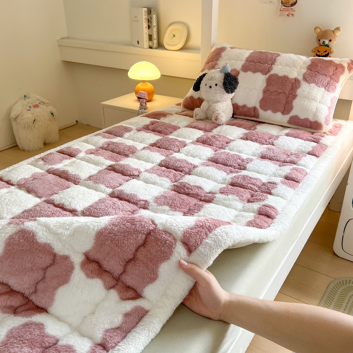 91家纺网 家纺一手货源 找家纺 眠势力 2025新款北极绒学生床垫加绒牛奶绒床褥子秋冬保暖珊瑚绒夹棉上下铺床护垫 棋盘格-豆沙