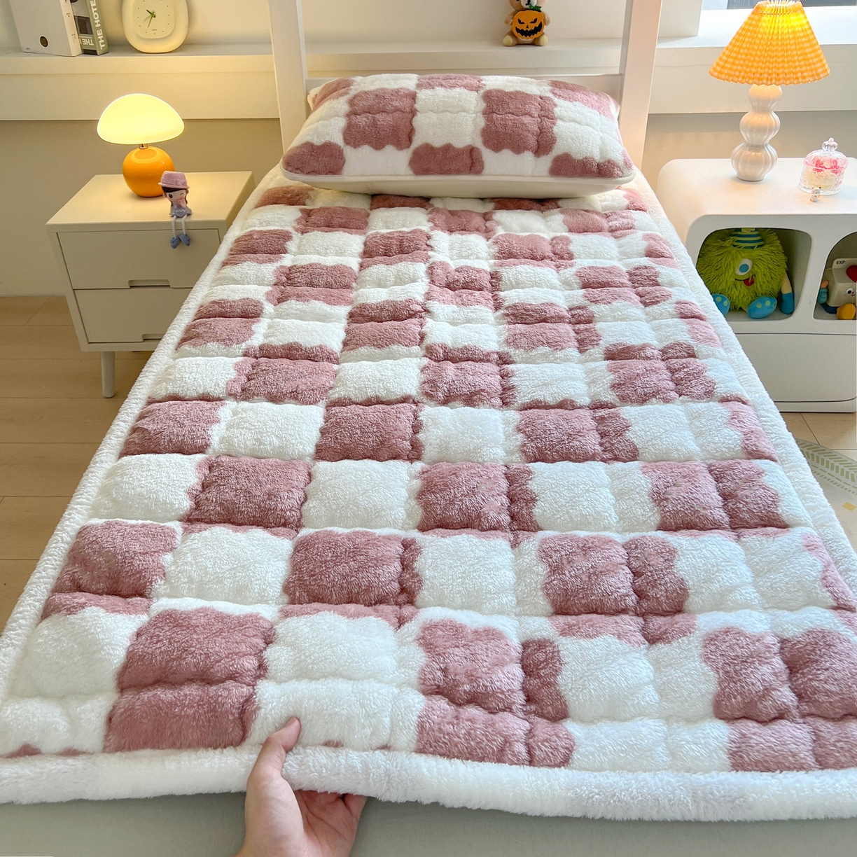 91家纺网 家纺一手货源 找家纺 眠势力 2025新款北极绒学生床垫加绒牛奶绒床褥子秋冬保暖珊瑚绒夹棉上下铺床护垫 棋盘格-豆沙