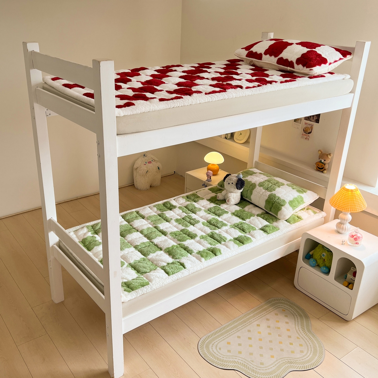 91家纺网 家纺一手货源 找家纺 眠势力 2025新款北极绒学生床垫加绒牛奶绒床褥子秋冬保暖珊瑚绒夹棉上下铺床护垫 棋盘格-海棠红