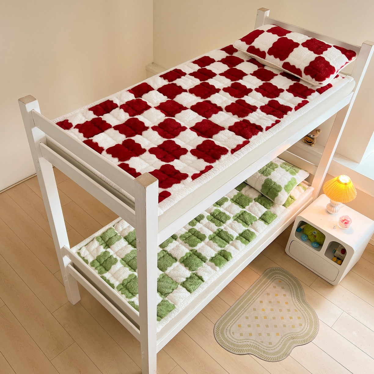 91家纺网 家纺一手货源 找家纺 眠势力 2025新款北极绒学生床垫加绒牛奶绒床褥子秋冬保暖珊瑚绒夹棉上下铺床护垫 棋盘格-海棠红