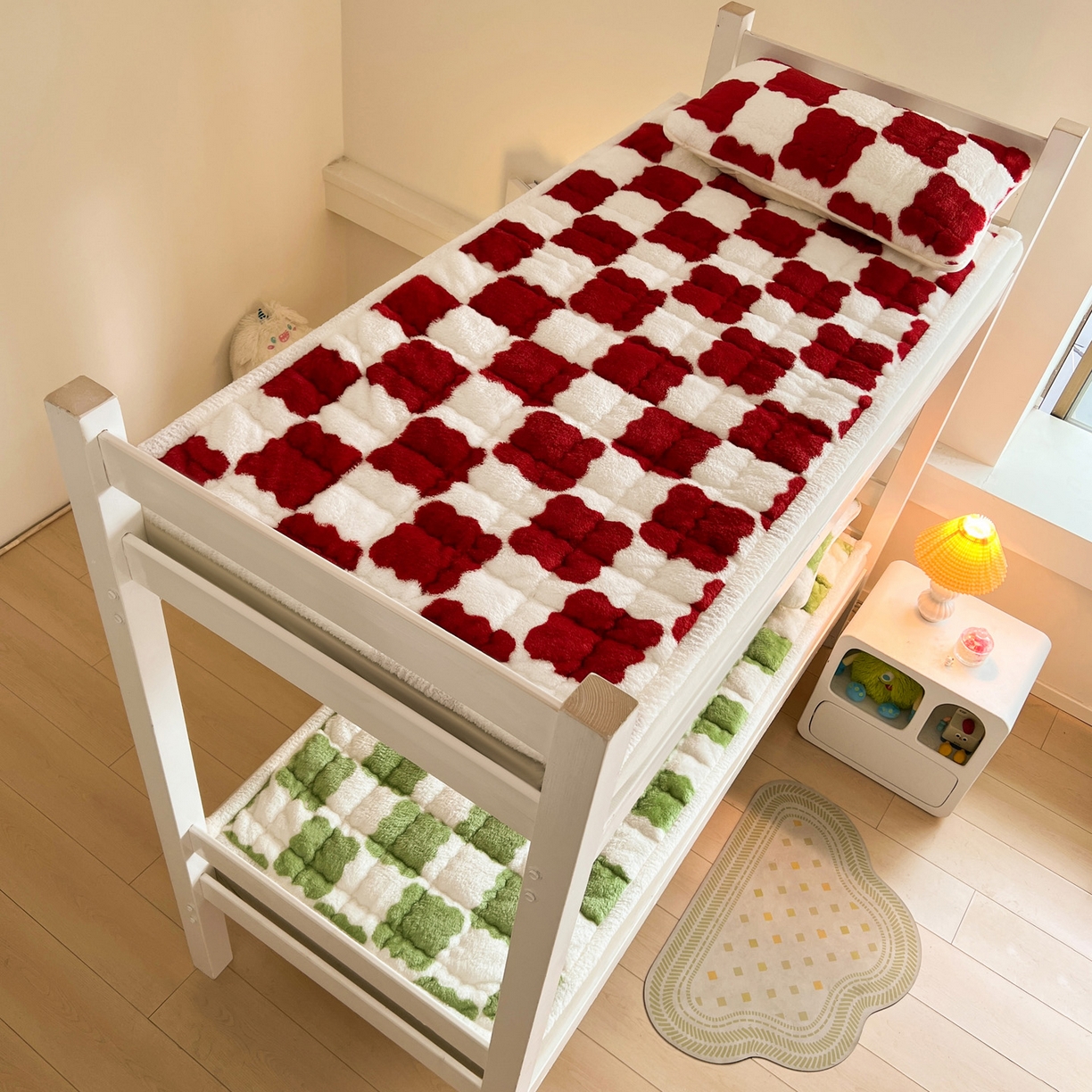 91家纺网 家纺一手货源 找家纺 眠势力 2025新款北极绒学生床垫加绒牛奶绒床褥子秋冬保暖珊瑚绒夹棉上下铺床护垫 棋盘格-海棠红