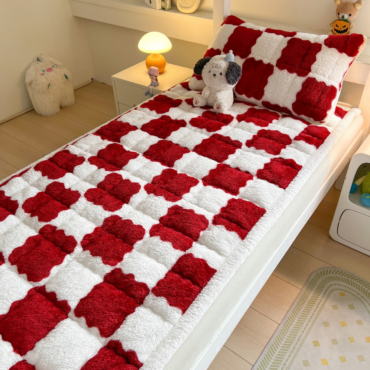 91家纺网 家纺一手货源 找家纺 眠势力 2025新款北极绒学生床垫加绒牛奶绒床褥子秋冬保暖珊瑚绒夹棉上下铺床护垫 棋盘格-海棠红