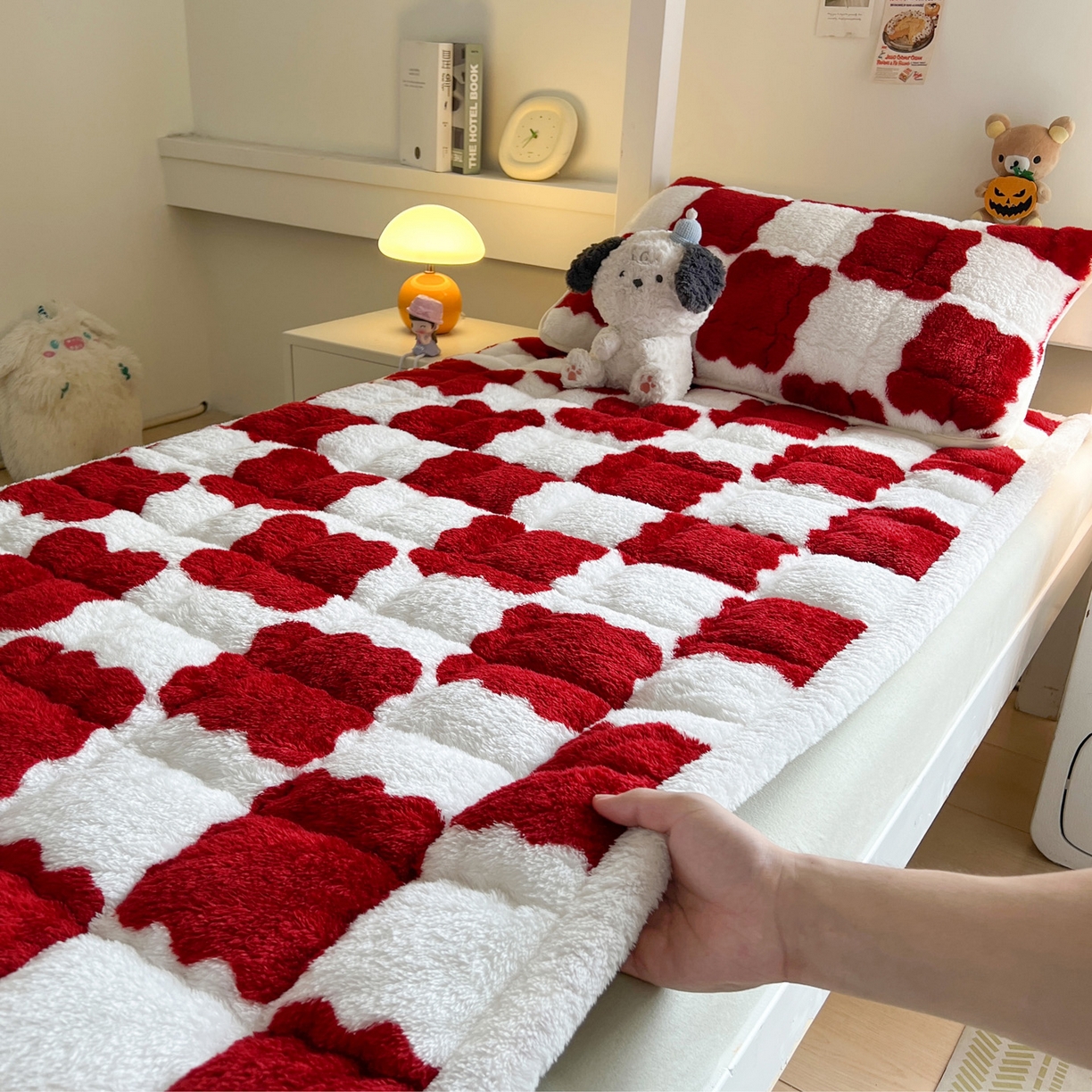 91家纺网 家纺一手货源 找家纺 眠势力 2025新款北极绒学生床垫加绒牛奶绒床褥子秋冬保暖珊瑚绒夹棉上下铺床护垫 棋盘格-海棠红