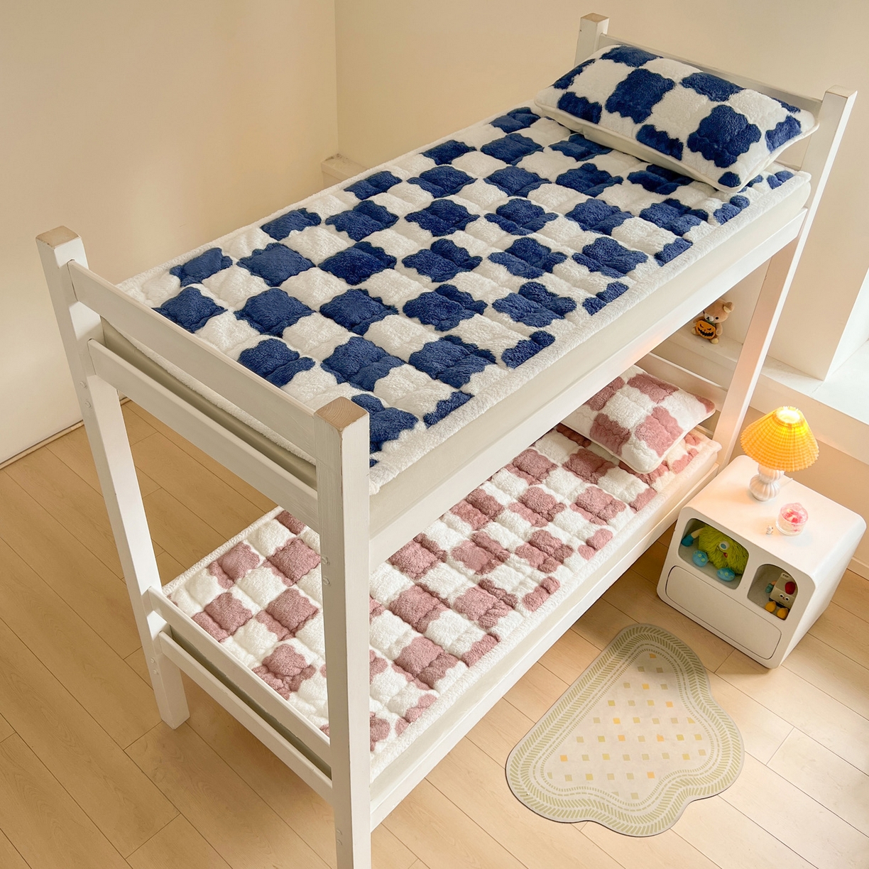 91家纺网 家纺一手货源 找家纺 眠势力 2025新款北极绒学生床垫加绒牛奶绒床褥子秋冬保暖珊瑚绒夹棉上下铺床护垫 棋盘格-海幽蓝