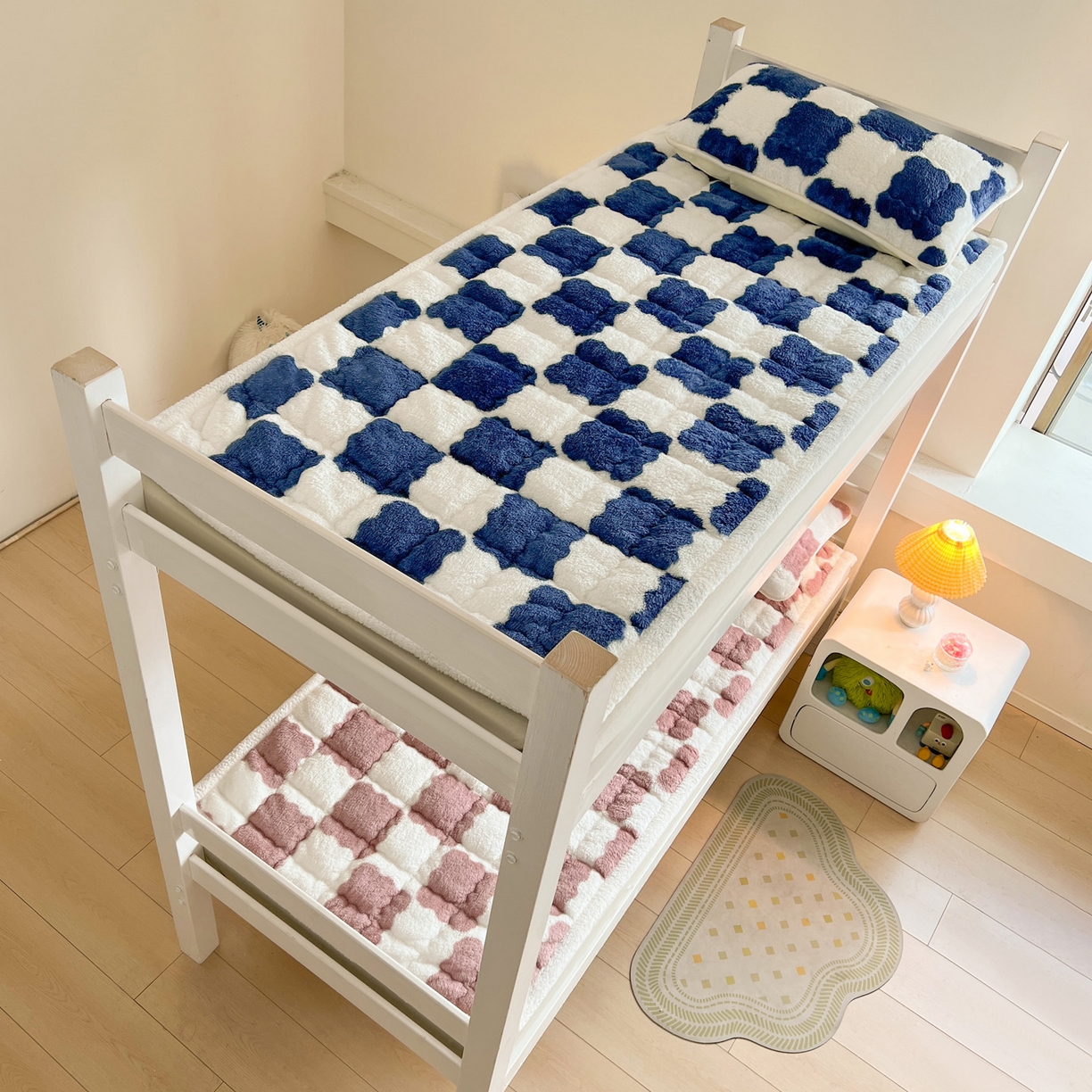 91家纺网 家纺一手货源 找家纺 眠势力 2025新款北极绒学生床垫加绒牛奶绒床褥子秋冬保暖珊瑚绒夹棉上下铺床护垫 棋盘格-海幽蓝