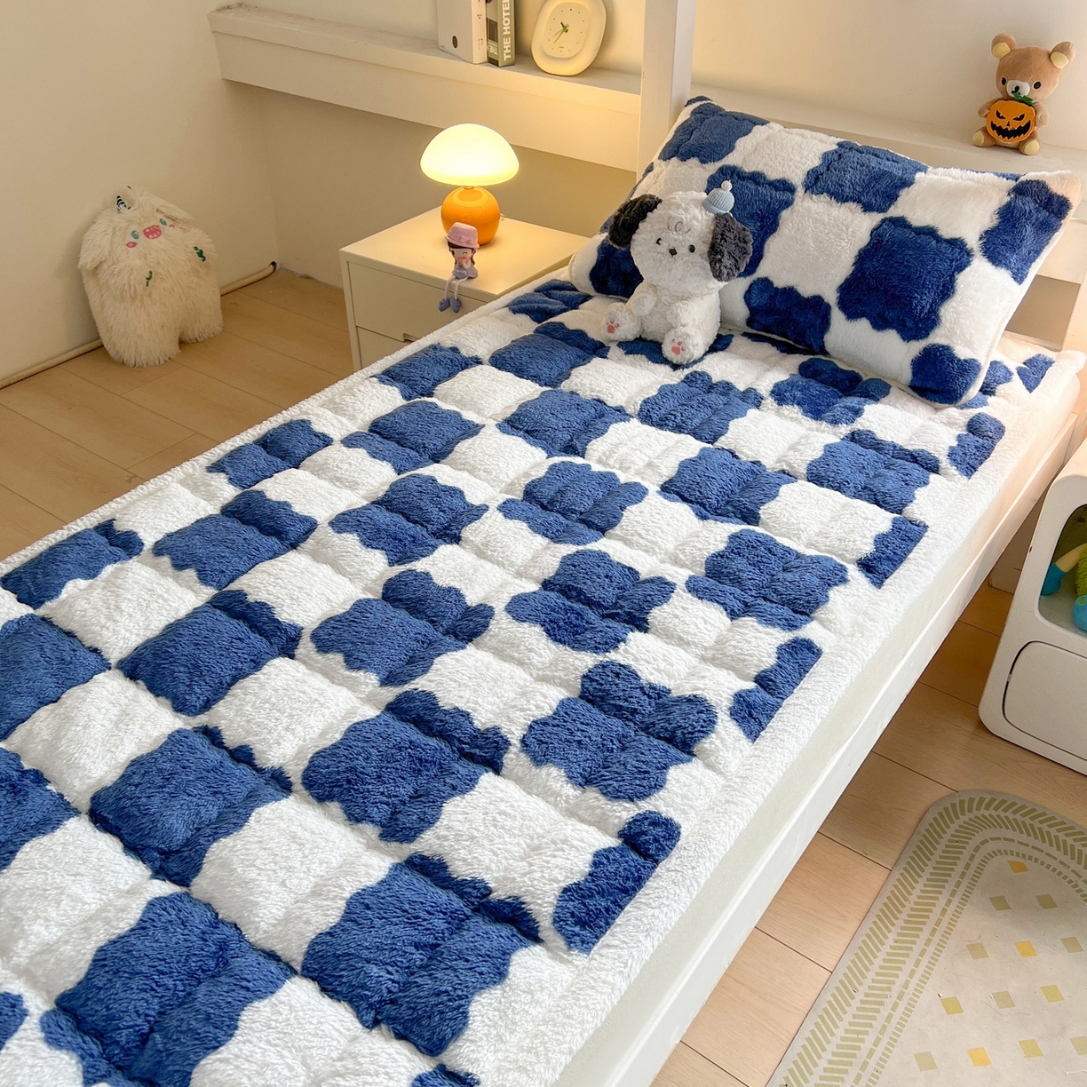 91家纺网 家纺一手货源 找家纺 眠势力 2025新款北极绒学生床垫加绒牛奶绒床褥子秋冬保暖珊瑚绒夹棉上下铺床护垫 棋盘格-海幽蓝