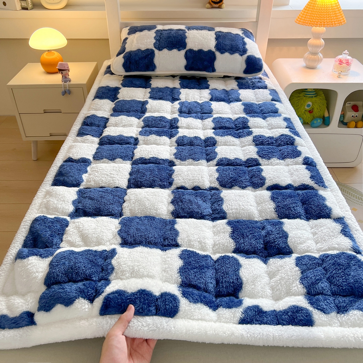 91家纺网 家纺一手货源 找家纺 眠势力 2025新款北极绒学生床垫加绒牛奶绒床褥子秋冬保暖珊瑚绒夹棉上下铺床护垫 棋盘格-海幽蓝